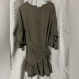 Boutique wrap dress, worn once. So cute I just outgrew it 😒 size small olive